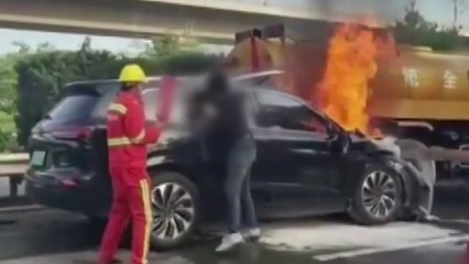 中 전기차 추돌 후 화재로 3명 사망..."문 잠겨 피해 커" / YTN