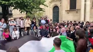 طلاب السوربون  يقيمون اعتصاماً مفتوحاً تضامناً مع غزة ويغلقون أبواب الجامعة الفرنسية العريقة