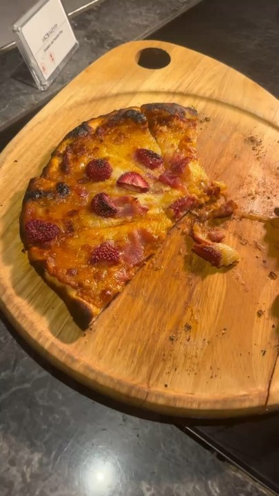 Pizza à la fraise au Japon