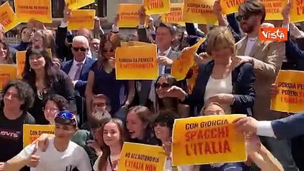 "Siamo di San Giovanni, vogliamo un selfie" e Conte li fa partecipare al sit in del M5S