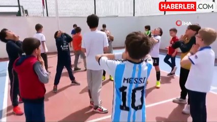 İlkokul öğrencilerinin turnuvasında pankartlar dikkat çekti