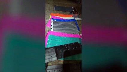 Detienen a cuatro personas y secuestran miles de pulseras y falsos pases VIP tras el show de Karol G