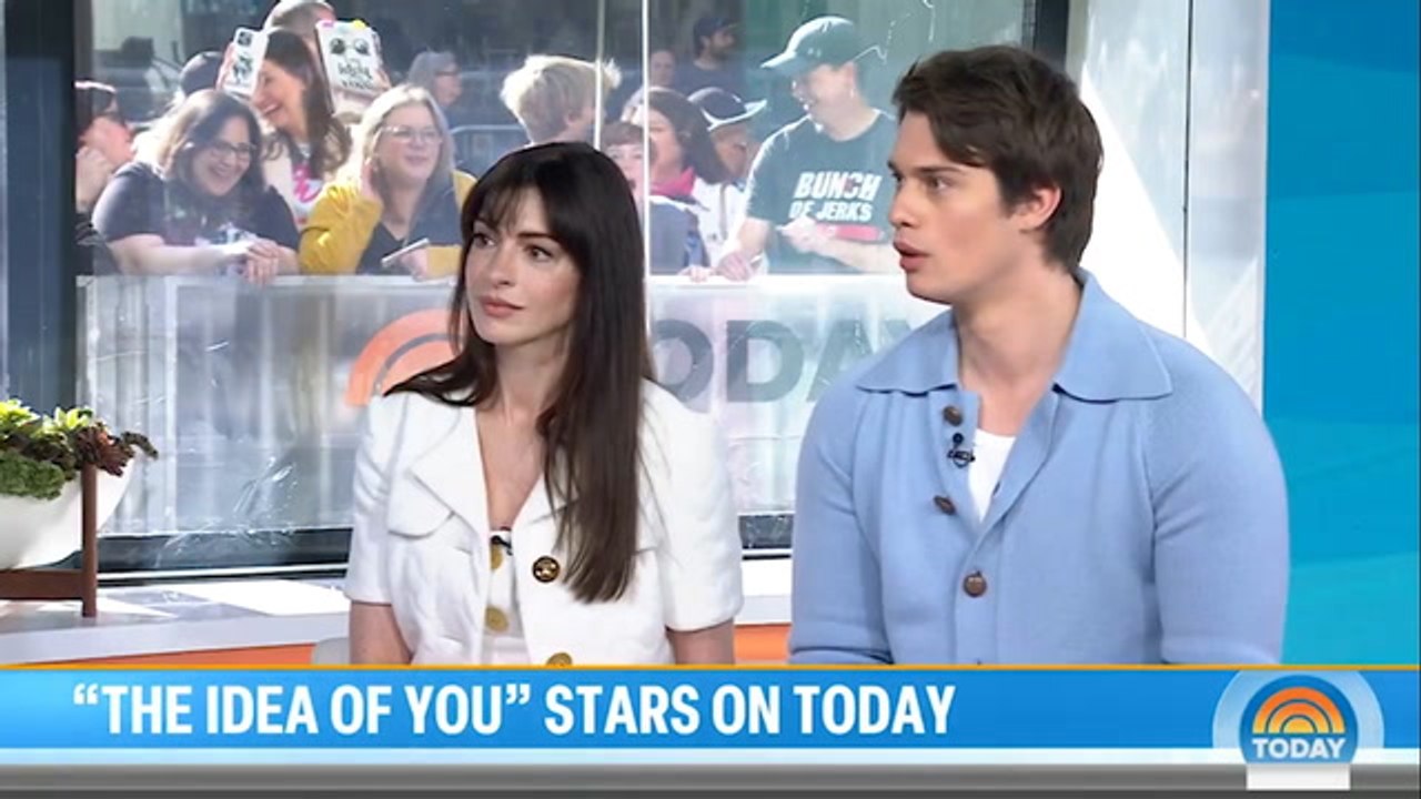 Anne Hathaway and Nicholas Galitzine get a sweet surprise from Arsenal ’s Leandro Trossard