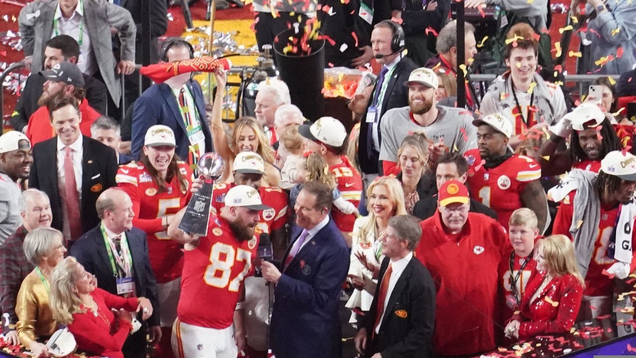 Breaking News - Travis Kelce signs new Chiefs deal
