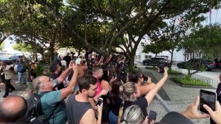 Legião de fãs de Madonna em frente ao Copacabana Palace