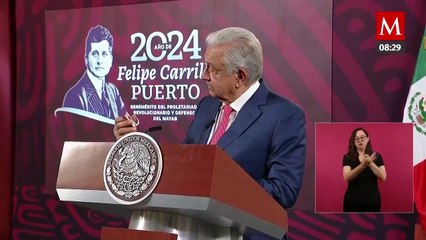 AMLO muestra de su cartera estampilla del Sagrado Corazón de Jesús