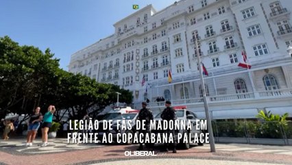 Legião de fãs de Madonna em frente ao Copacabana Palace