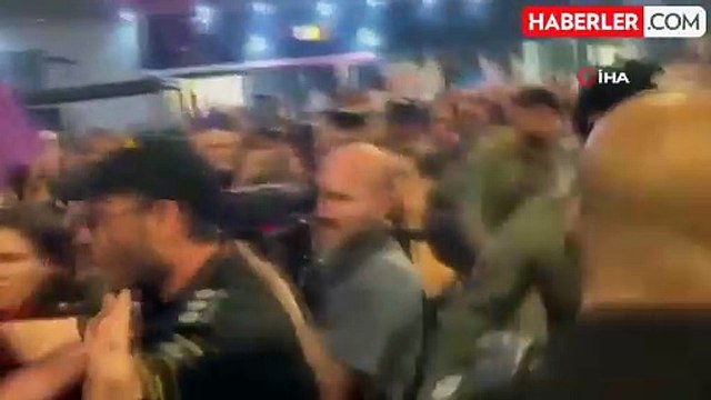Gazze Şeridi'ndeki Esirlerin Aileleri Tel Aviv'de Protesto Etti