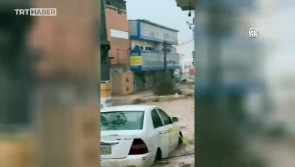 Medine'de sel: Araçlar suya kapıldı