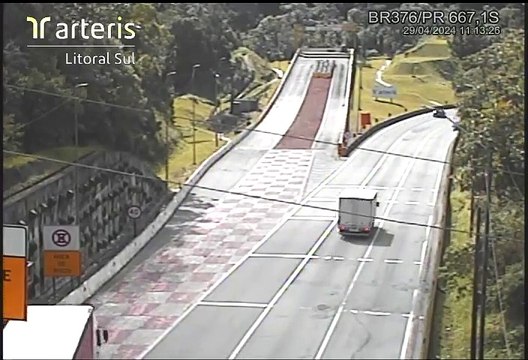 Caminhão com toneladas de algodão usa área de escape após perder freios na BR-376