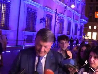 Lavoro, Bombardieri (Uil) mostra un chilo di carne e di formaggio e un litro di olio: “Ecco quanto promesso dal Governo”