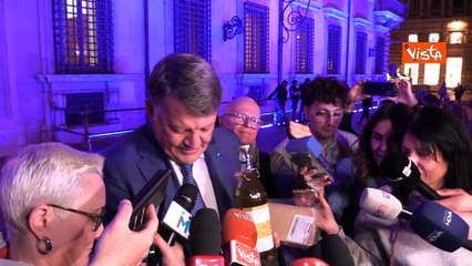 Bombardieri mostra 1 chilo di carne e formaggio e 1 litro d?olio: ?Ecco quanto promesso dal Governo?