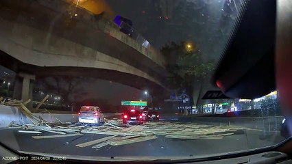 Jornalista flagra acidente com caminhão em viaduto de SP