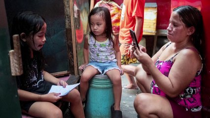 Students suffer in the Philippines' scorching heat