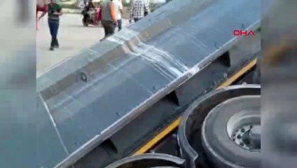 Yol çöktü, kamyonun neredeyse tamamı çukura gömüldü