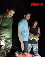 विहिरीत पडलेल्या कोल्ह्याला दिले जीवदान