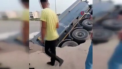Yer yarıldı, kamyon içerisine düştü