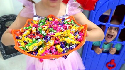 Diana and Roma Pretend Play Halloween Adventure