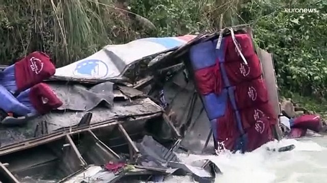 مصرع 25 شخصاً وإصابة 17 آخرين بحادث سقوط حافلة في البيرو