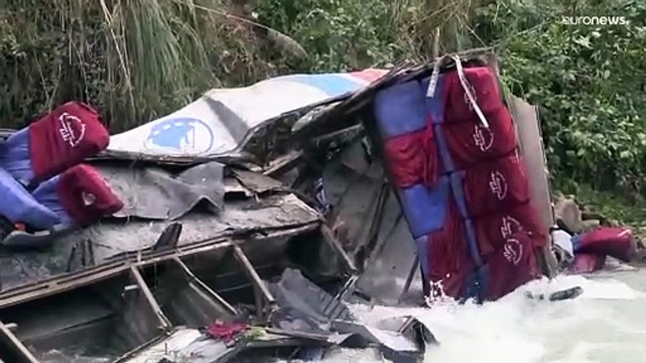 مصرع 25 شخصاً وإصابة 17 آخرين بحادث سقوط حافلة...