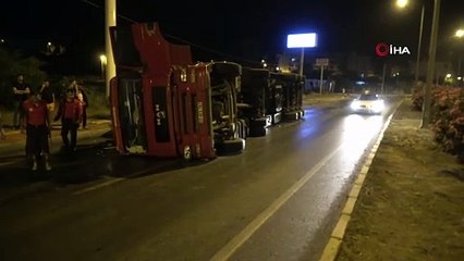 Kontrolden çıkan otomobil kaldırıma vurdu, ona metreler kala tır devrildi