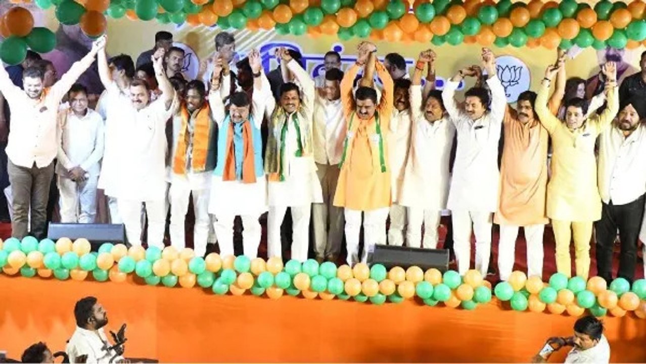 Indore News: अक्षय बम ही नहीं, इन पार्षदों ने भी छोड़ा कांग्रेस का हाथ, अब हुए BJP के साथ