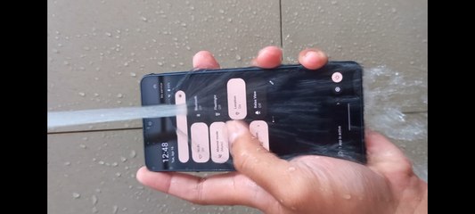 HP Apaan Nih? Direndem, diguyur air masih nyala