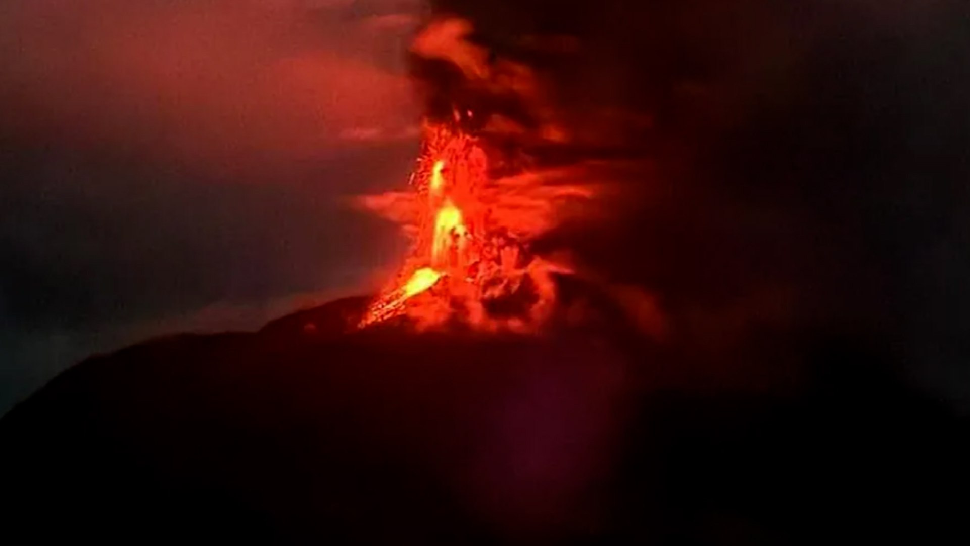 El volcn indonesio Ruang vuelve a entrar en erupcin y lanza una nube de ceniza de 5.000 metros