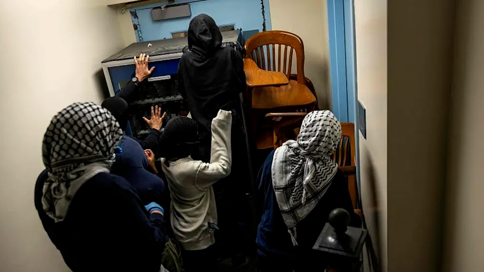 Los estudiantes de la Universidad de Columbia ocupan un edificio en protesta por la guerra de Gaza