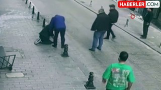 Fatih'te sokak ortasında tek yumrukla gasp kamerada