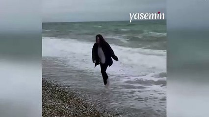 Soğuk havaya aldırmayan Melis Sezen kıyafetleriyle denize girdi!