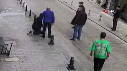 İstanbul'un göbeğinde akılalmaz anlar! Yumrukla bayıltıp böyle gasp etti