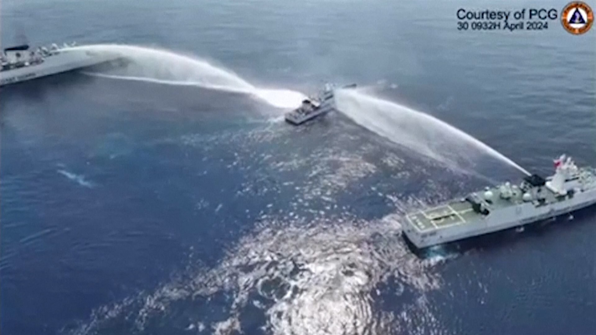Filipinas acusa a China de daar uno de sus buques a caonazos de agua