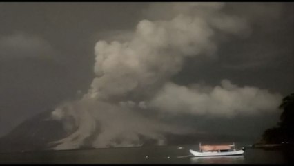 Il Monte Ruang erutta nuovamente in Indonesia, chiuso l'aeroporto