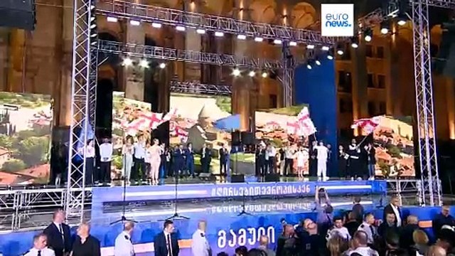 Многотысячный митинг в поддержку властей и закона об иноагентах