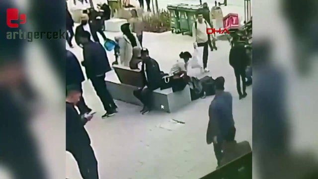 Bankta oturan kadının cep telefonunu çaldı