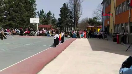 Erkek öğrencilerin peçe takıp, etek giydiği 23 Nisan gösterisine soruşturma