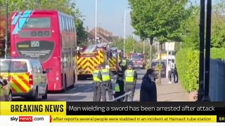 Un homme de 36 ans arrêté à Hainault dans l’est de Londres après avoir attaqué des passants avec une épée, faisant au moins cinq blessés - VIDEO