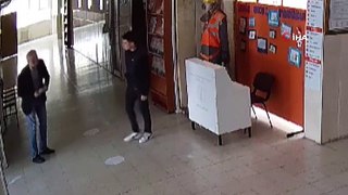 Okulda dehşet anları: Pusu kurup öğretmenini bıçakladı