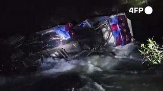 Peru: Bus stürzt in 200 Meter tiefe Schlucht