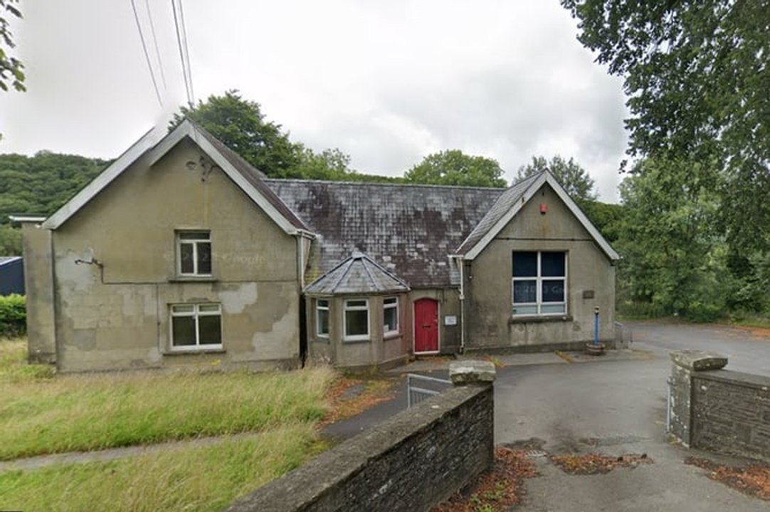 Ysgol Cribyn ar werth