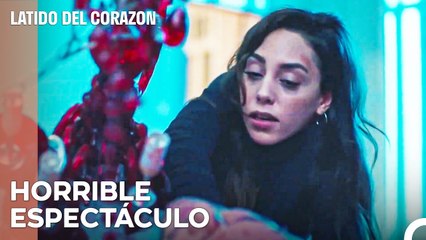 ¡Un Hombre Al Que Se Le Cae Encima Una Lámpara De Araña! - Latido Del Corazon