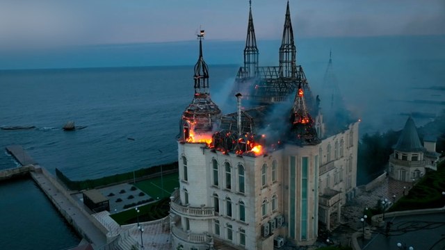 Guerre en Ukraine : la Russie frappe Odessa et provoque l'incendie d'un bâtiment universitaire