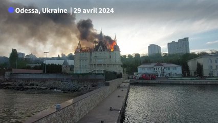 Après une attaque de missile à Odessa, le bâtiment de l'Académie est en feu