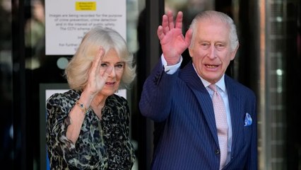 El rey Carlos III reaparece en público visitando un centro de tratamiento de cáncer