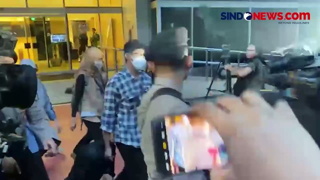 Penyidik KPK Bawa Tiga Koper dan Satu Ransel Usai Geledah Ruang Setjen DPR