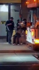 Amerikan polisi Gazze eylemcisi kadının başörtüsünü zorla çıkarttı!