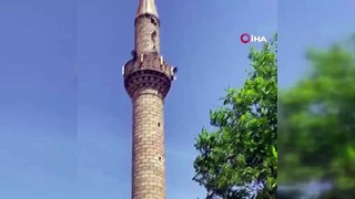 Cami minaresine yıldırım düştü