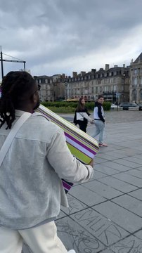 Tu veux gagner un Cadeau ? Devine juste le prix et il est pour Toi ‍ Miiince c’est Enfin les French Days !! L’homme aux 1000 cadeaux @yao_ag , envoyé par @cdiscount est venu à votre rencontre lors d’un Micro-trottoir !