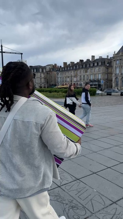 Tu veux gagner un Cadeau  ?  Devine juste le prix et il est pour Toi ‍  Miiince c’est Enfin les French Days   !! L’homme aux 1000 cadeaux @yao_ag , envoyé par @cdiscount est venu à votre rencontre lors d’un Micro-trottoir !